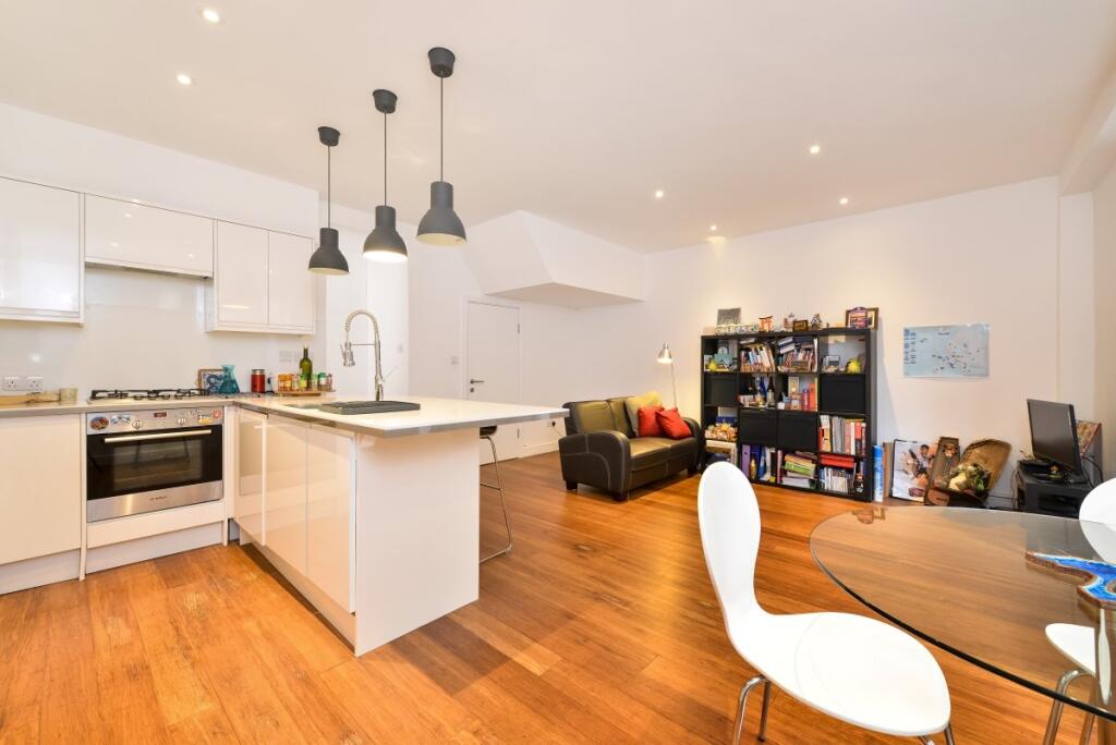 2 bed 1st Floor Flat for rent in Clapham. From Kinleigh Folkard & Hayward - Lettings - Battersea Park Lettings