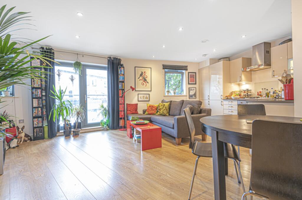 1 bed 1st Floor Flat for rent in London. From Kinleigh Folkard & Hayward - Lettings - Battersea Park Lettings