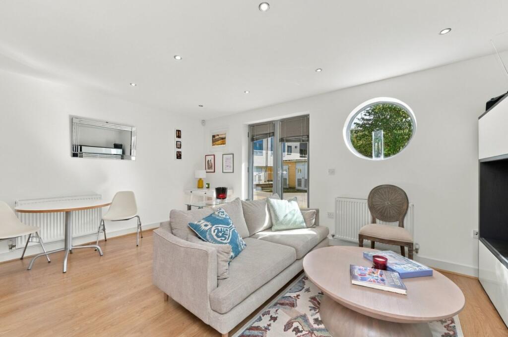 1 bed 1st Floor Flat for rent in London. From Kinleigh Folkard & Hayward - Lettings - Battersea Park Lettings