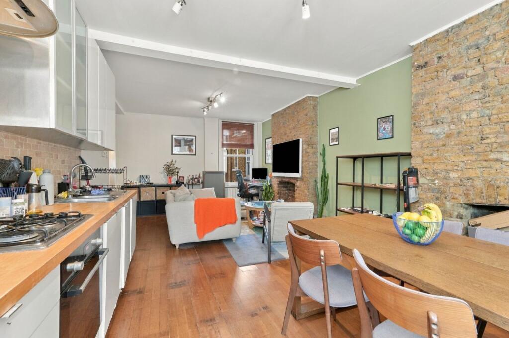 2 bed 1st Floor Flat for rent in Clapham. From Kinleigh Folkard & Hayward - Lettings - Battersea Park Lettings