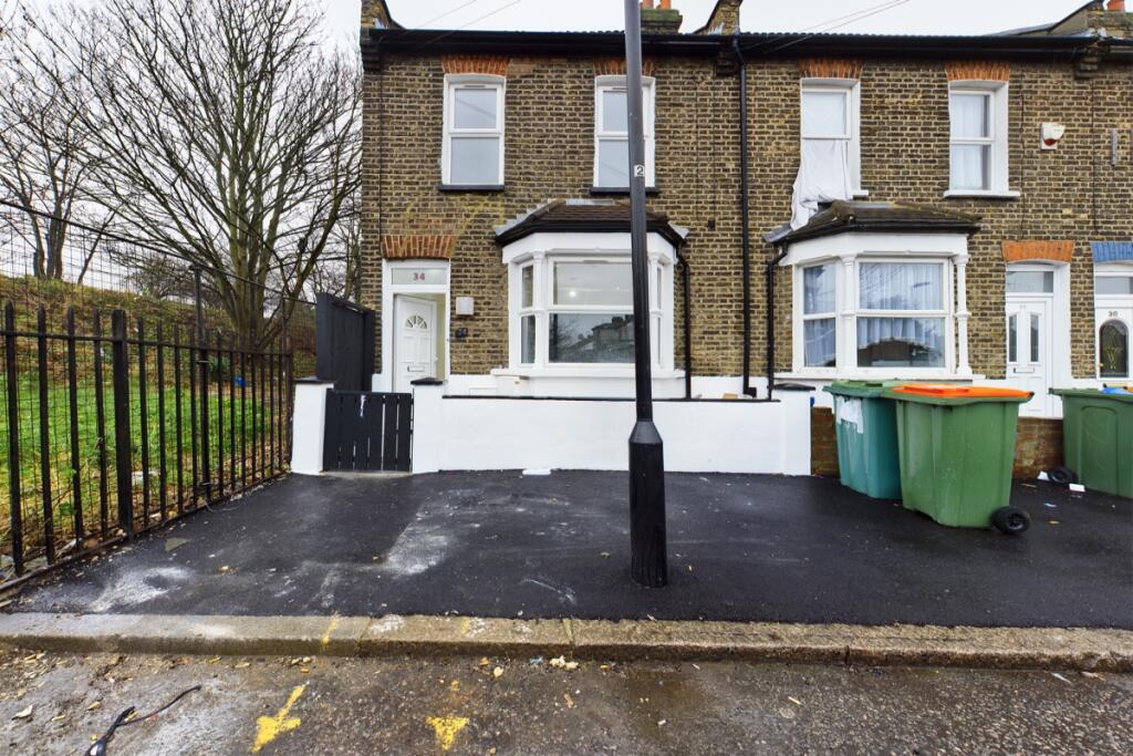 3 bed Semi Detached for rent in London. From Your Move - Stewart & Co Romford