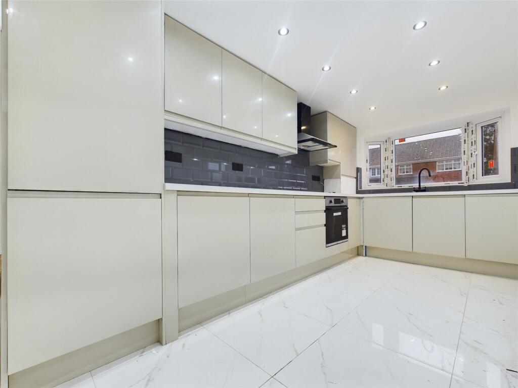4 bed Semi Detached for rent in Rainham. From Your Move - Stewart & Co Romford 4 bed Semi Detached for rent in Rainham. From Your Move - Stewart & Co Romford