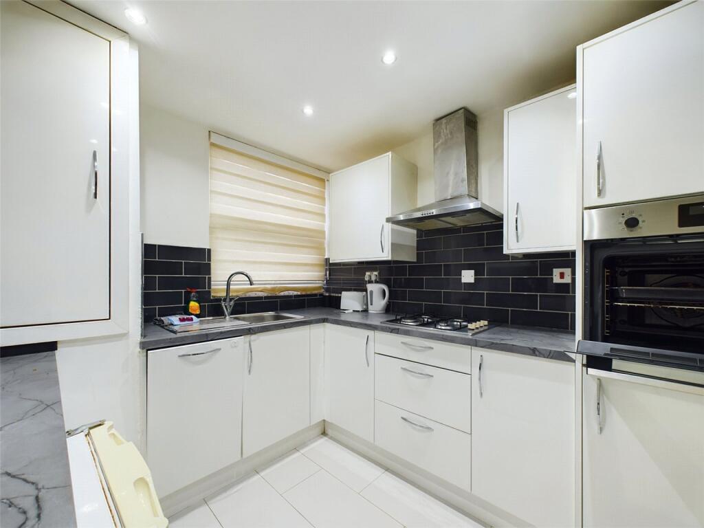 2 bed End of Terrace for rent in Romford. From Your Move - Stewart & Co Romford