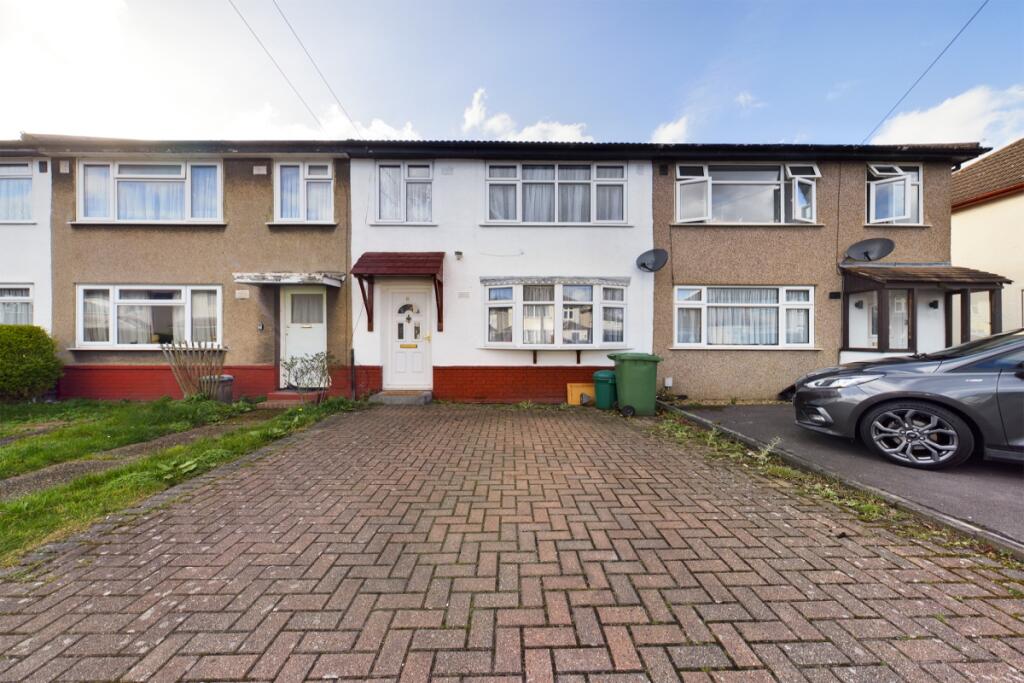3 bed Mid Terraced House for rent in Hornchurch. From Your Move - Stewart & Co Romford