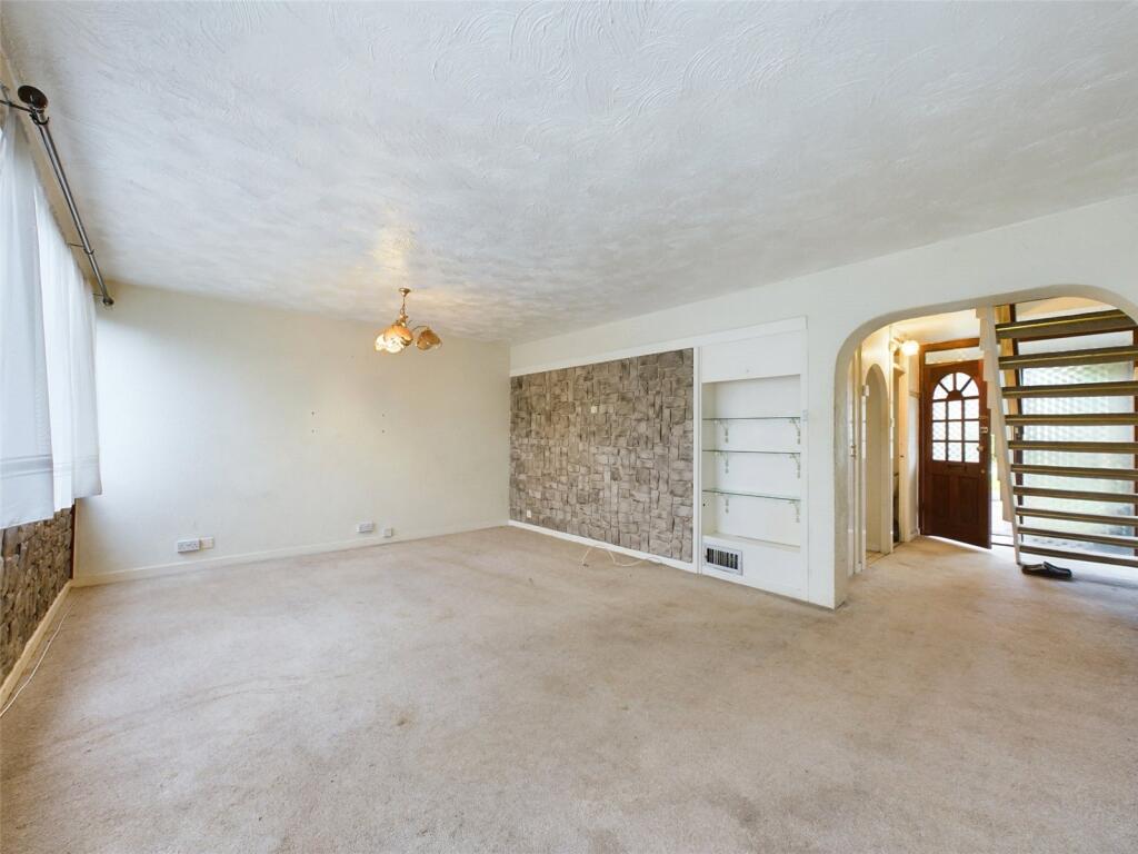 3 bed Mid Terraced House for rent in Romford. From Your Move - Stewart & Co Romford