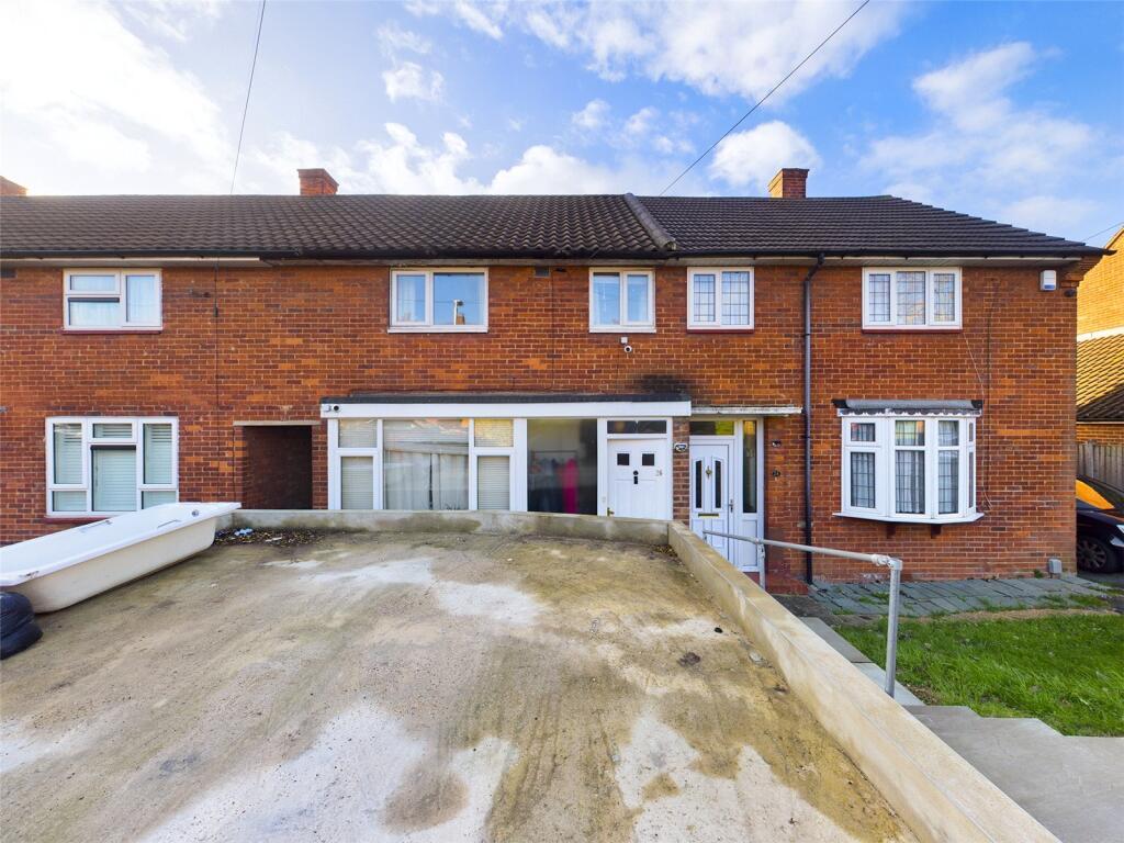 3 bed Mid Terraced House for rent in Romford. From Your Move - Stewart & Co Romford