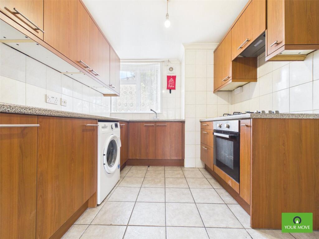 3 bed Mid Terraced House for rent in Romford. From Your Move - Stewart & Co Romford