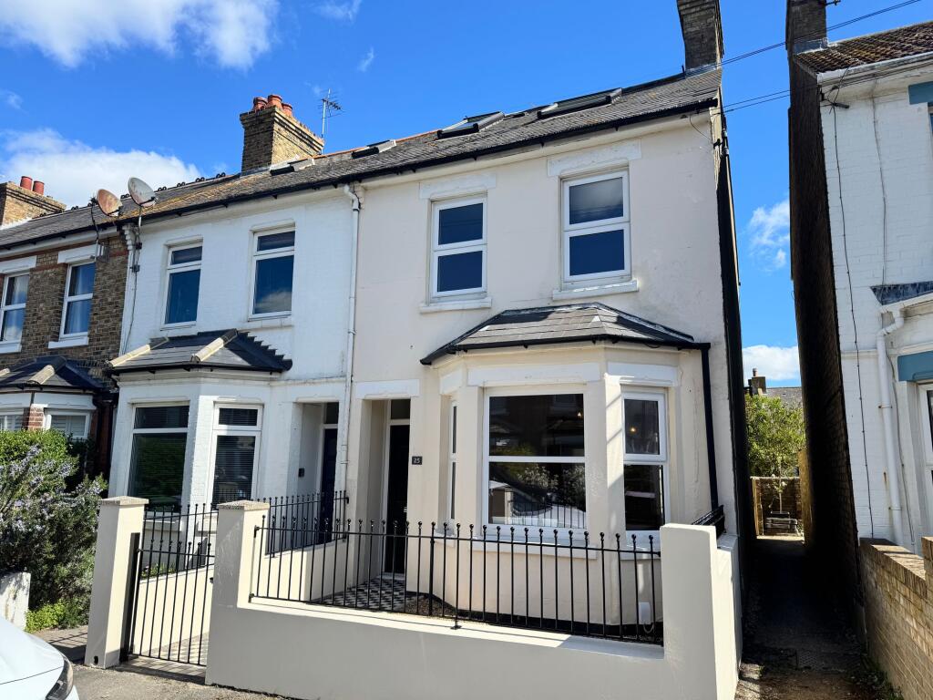 3 bed End of Terrace for rent in Hythe. From Laing Bennett Estate & Letting Agents - Lyminge - Folkestone