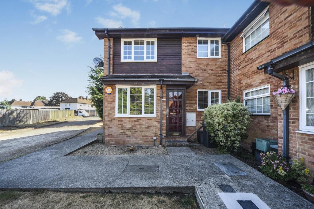 1 bed Mid Terraced House for rent in Ruxley. From Langford Russell - Orpington