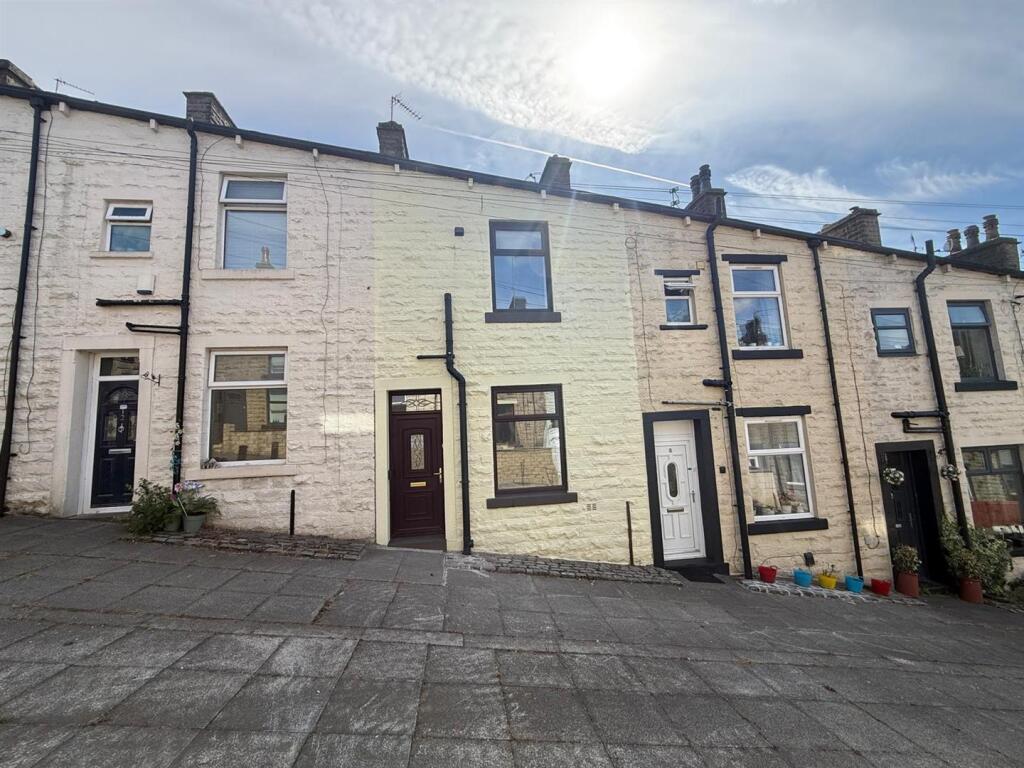 2 bed Mid Terraced House for rent in Bacup. From Lifestyle Sales & Lettings - Bury 2 bed Mid Terraced House for rent in Bacup. From Lifestyle Sales & Lettings - Bury