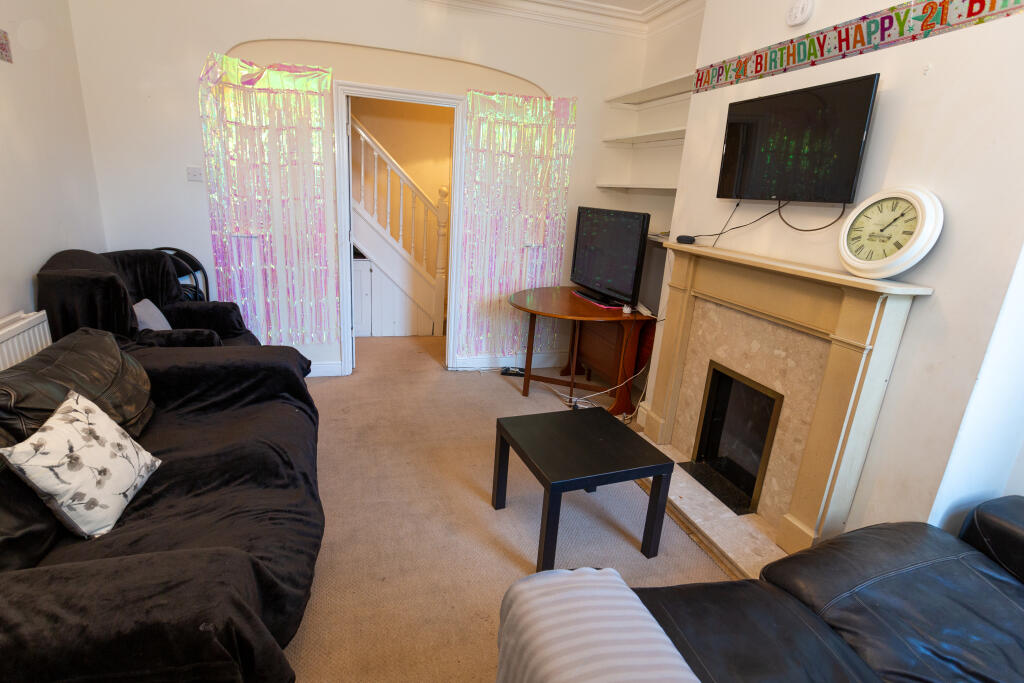 5 bed Mid Terraced House for rent in Lincoln. From Lighthouse Property Services Ltd - Lincoln