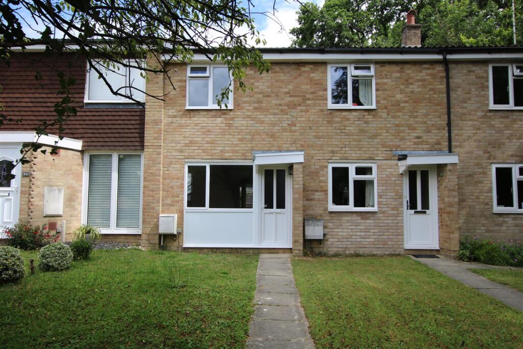 2 bed Mid Terraced House for rent in Tower Hill. From Lines & James Ltd - HORSHAM