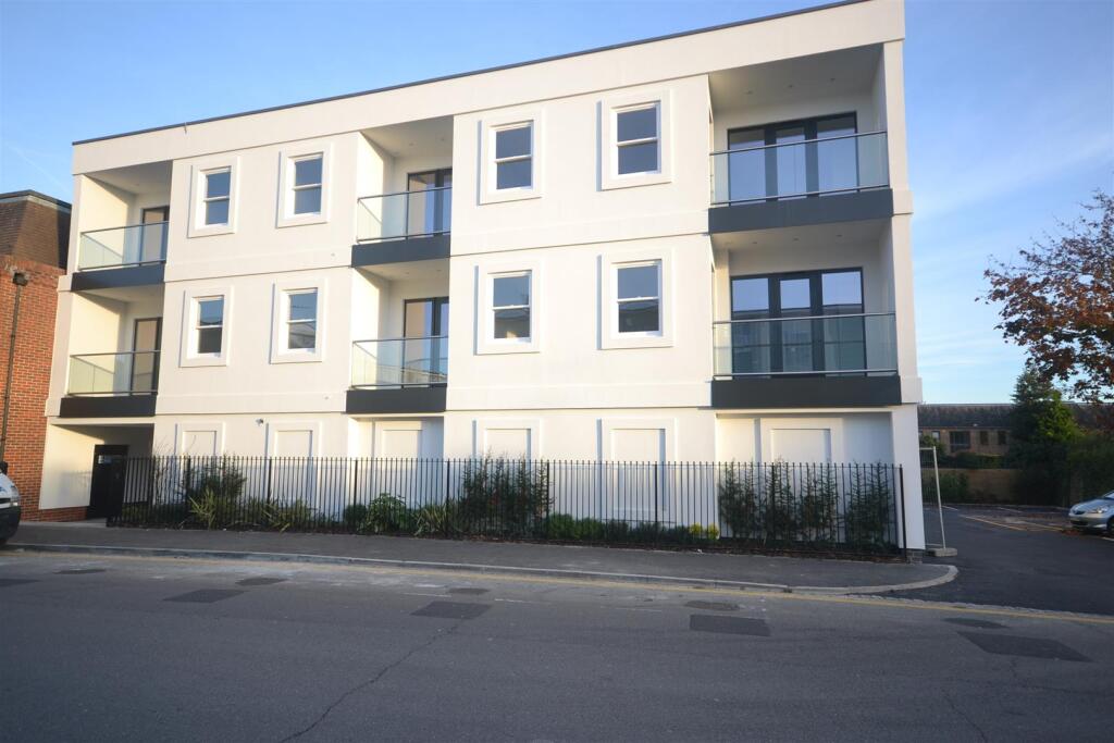 2 bed Apartment for rent in . From Lines & James Ltd - HORSHAM
