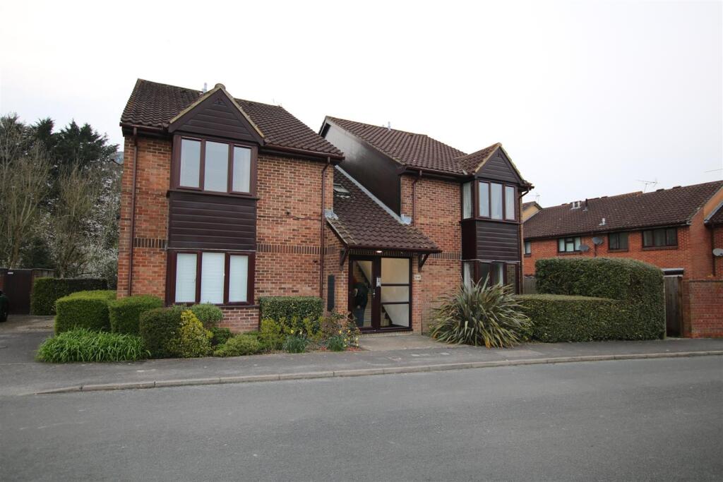 4 bed Studio for rent in Broadbridge Heath. From Lines & James Ltd - HORSHAM 4 bed Studio for rent in Broadbridge Heath. From Lines & James Ltd - HORSHAM