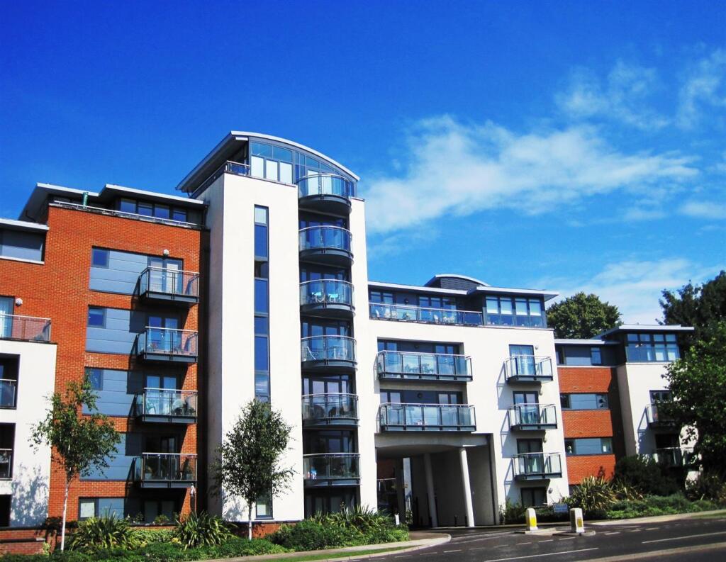 2 bed Apartment for rent in Horsham. From Lines & James Ltd - HORSHAM