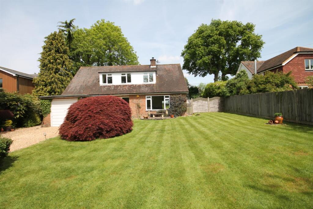 4 bed Detached for rent in Newpound Common. From Lines & James Ltd - HORSHAM 4 bed Detached for rent in Newpound Common. From Lines & James Ltd - HORSHAM