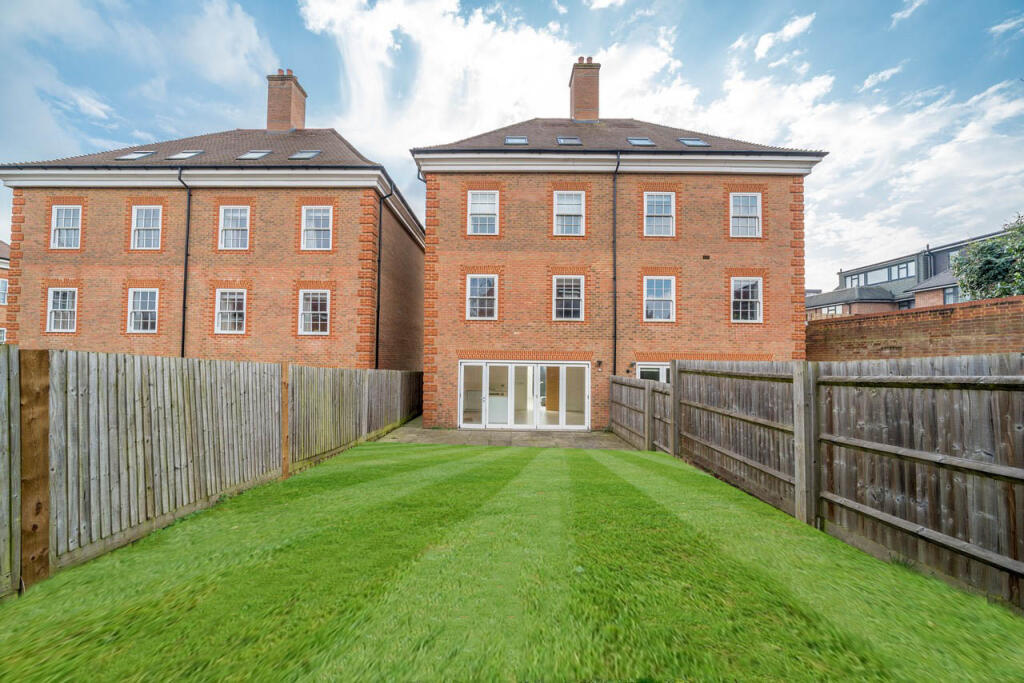 4 bed Detached for rent in Finchley. From Liv International - London