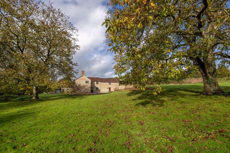 6 bed Chalet type for rent in Pilton. From Lodestone Property - Wells