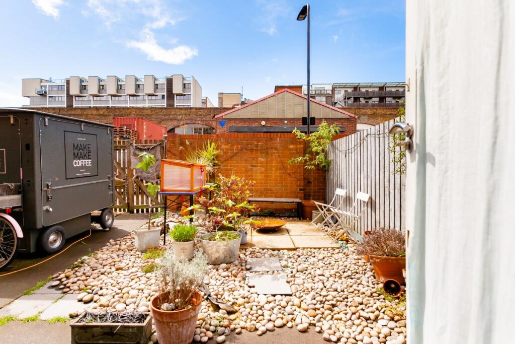 2 bed Mid Terraced House for rent in Hackney. From London Move - London 2 bed Mid Terraced House for rent in Hackney. From London Move - London