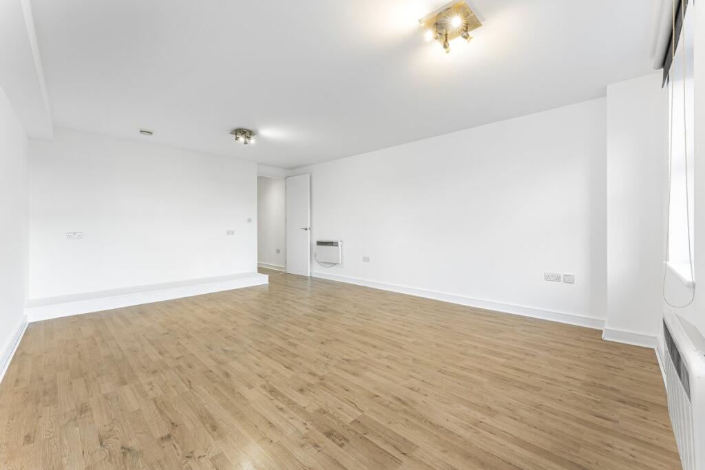 4 bed 1st Floor Flat for rent in London. From London Move - London