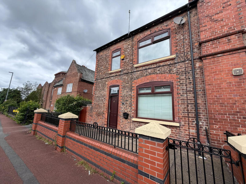 3 bed Mid Terraced House for rent in Droylsden. From Madina Property - Manchester
