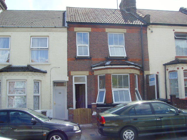 4 bed Mid Terraced House for rent in Luton. From Marigold Residentials - Luton