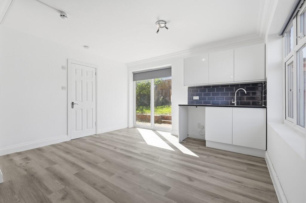 4 bed Apartment for rent in Luton. From Mile - Colindale