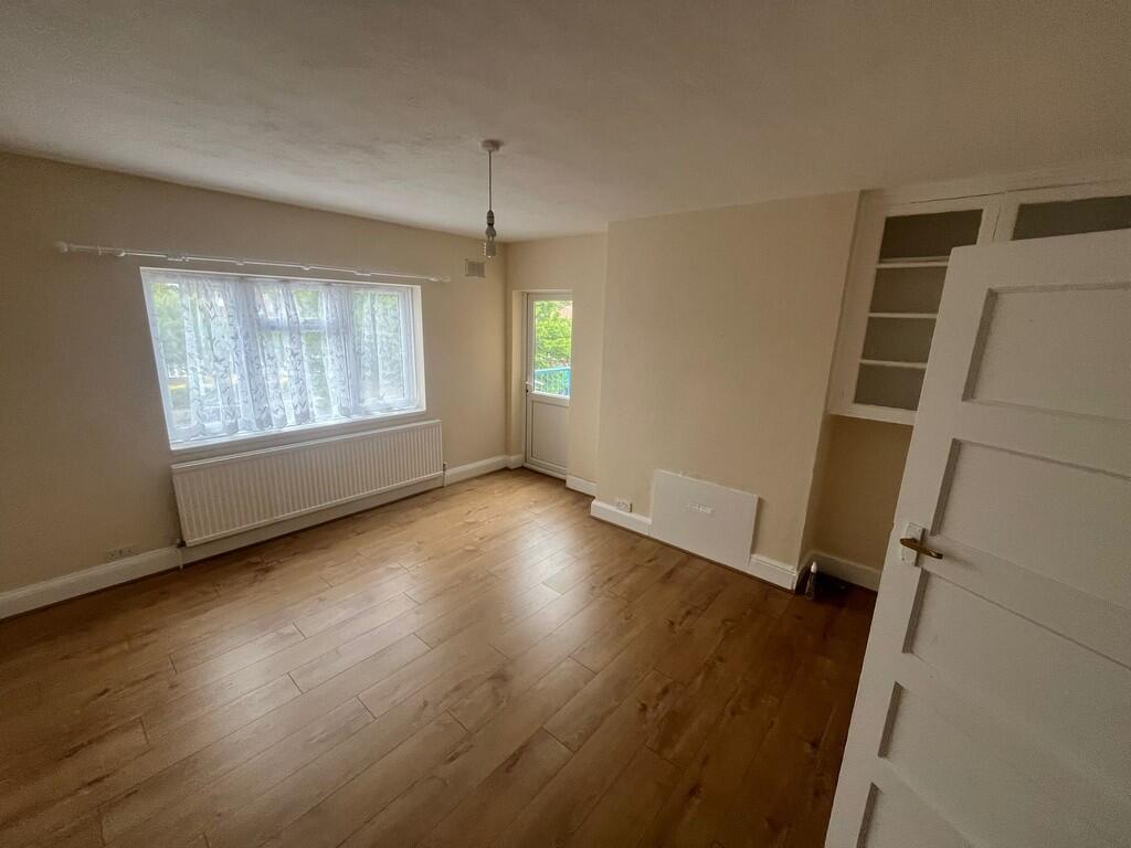 3 bed 1st Floor Flat for rent in London. From Mile - Colindale