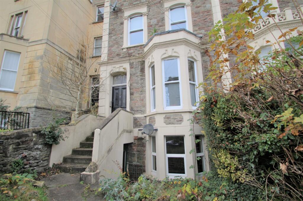 2 bed 1st Floor Flat for rent in Bristol. From Moorfields Estate Agents - Hanham