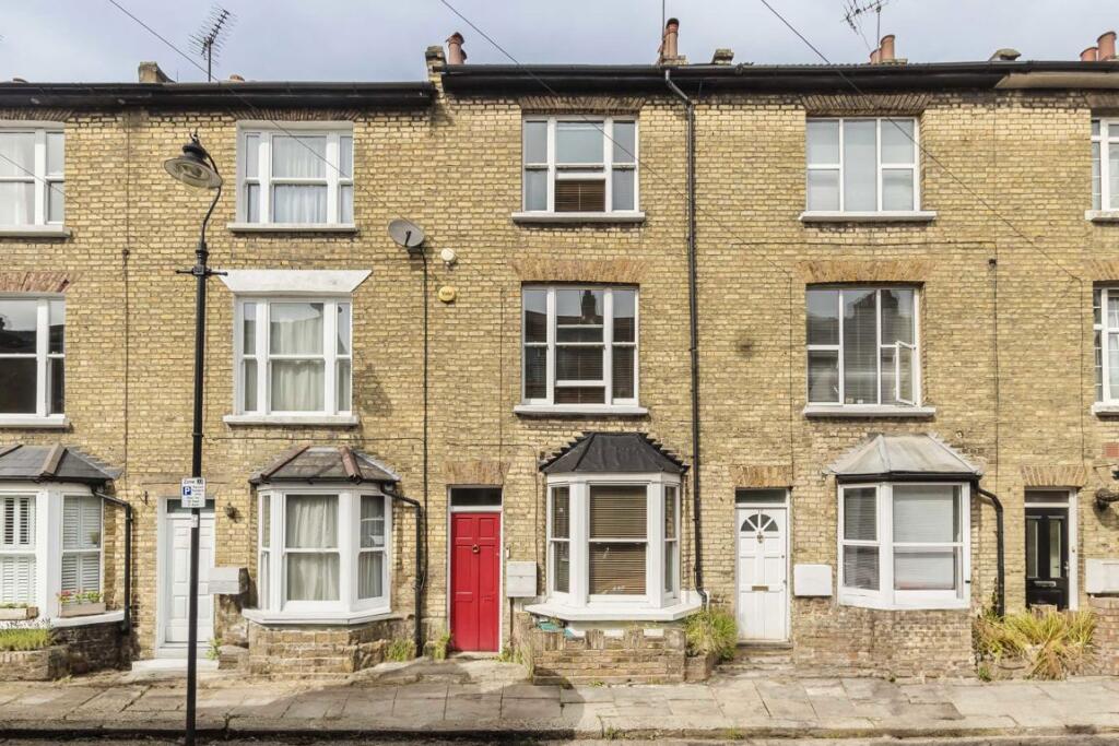 3 bed Detached for rent in Brentford. From Robertson Smith & Kempson - Northfields