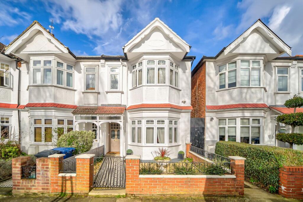 4 bed Detached for rent in Brentford. From Robertson Smith & Kempson - Northfields