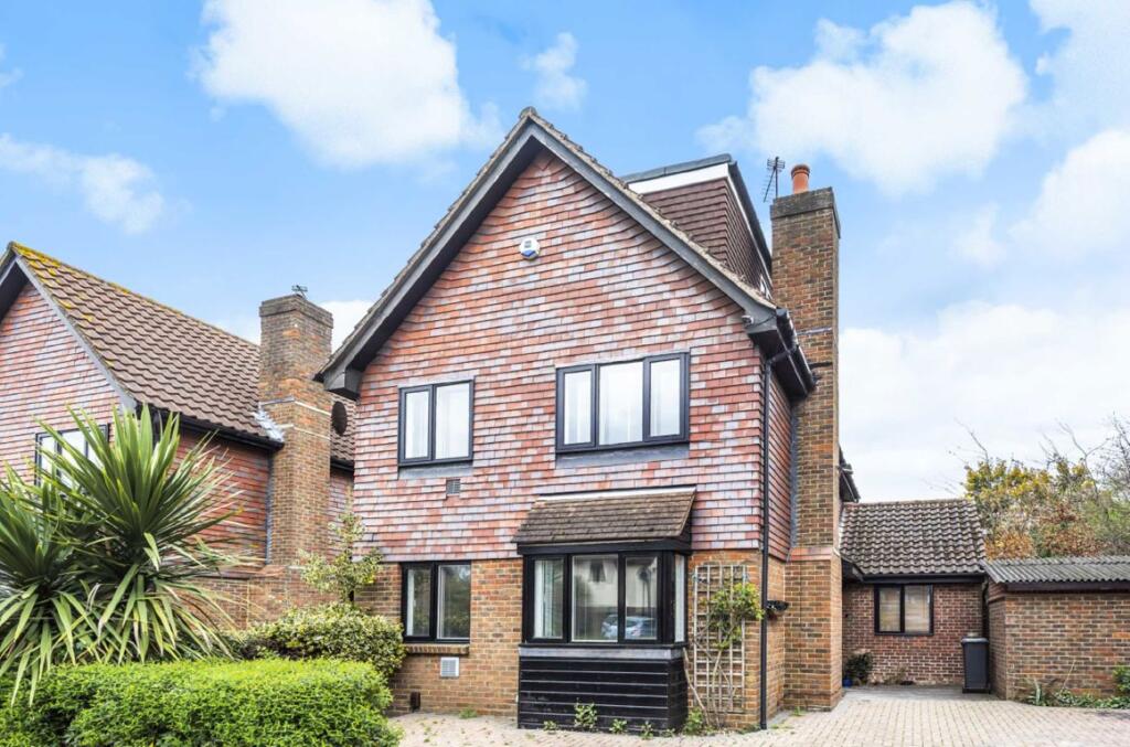 5 bed Detached for rent in Isleworth. From Robertson Smith & Kempson - Northfields 5 bed Detached for rent in Isleworth. From Robertson Smith & Kempson - Northfields