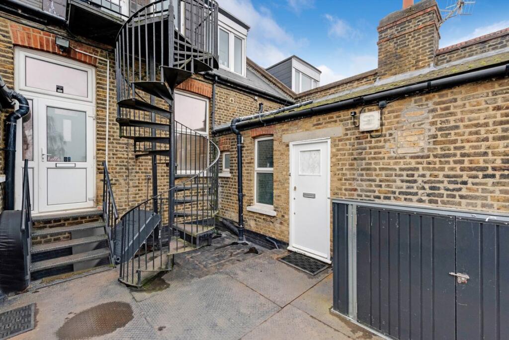 3 bed 1st Floor Flat for rent in London. From Robertson Smith & Kempson - Northfields 3 bed 1st Floor Flat for rent in London. From Robertson Smith & Kempson - Northfields
