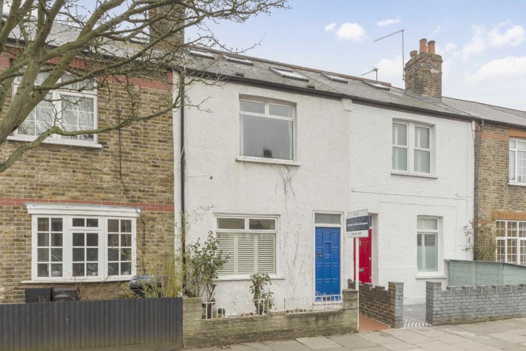 3 bed Detached for rent in Brentford. From Robertson Smith & Kempson - Northfields