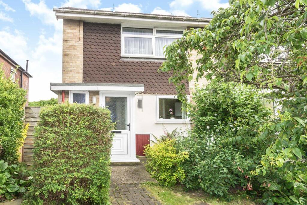 2 bed 1st Floor Flat for rent in Brentford. From Robertson Smith & Kempson - Northfields