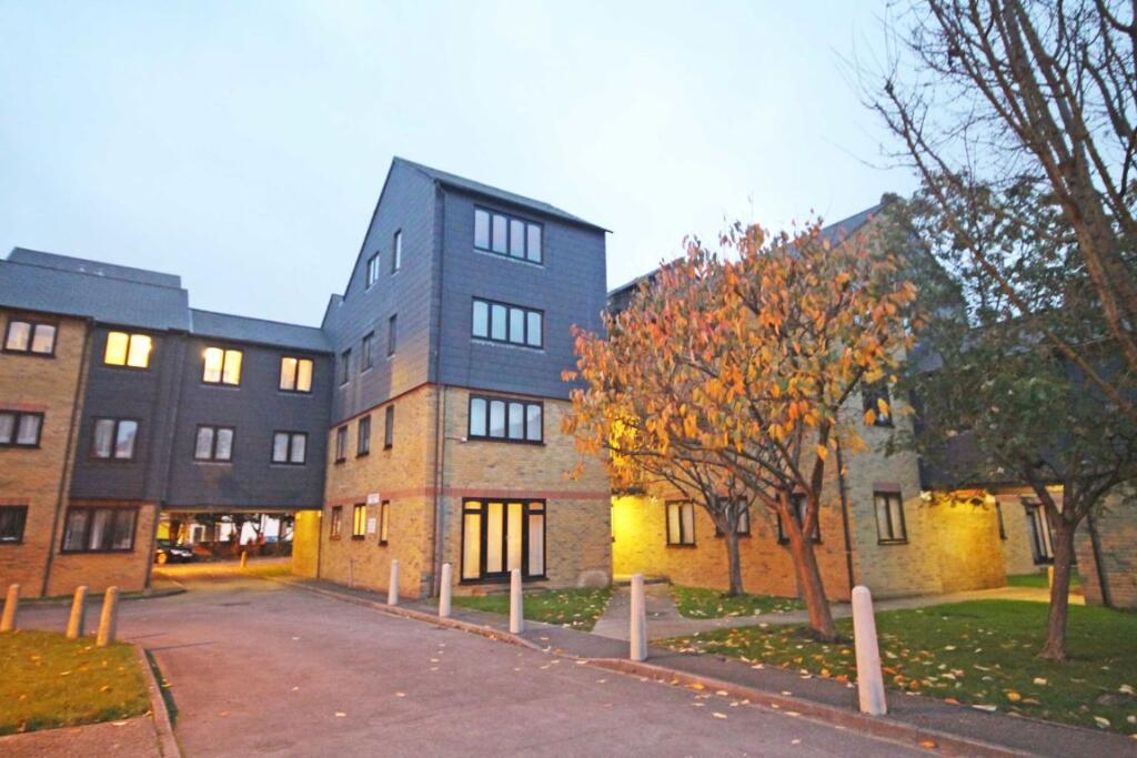 2 bed 1st Floor Flat for rent in Greenford. From Robertson Smith & Kempson - Northfields