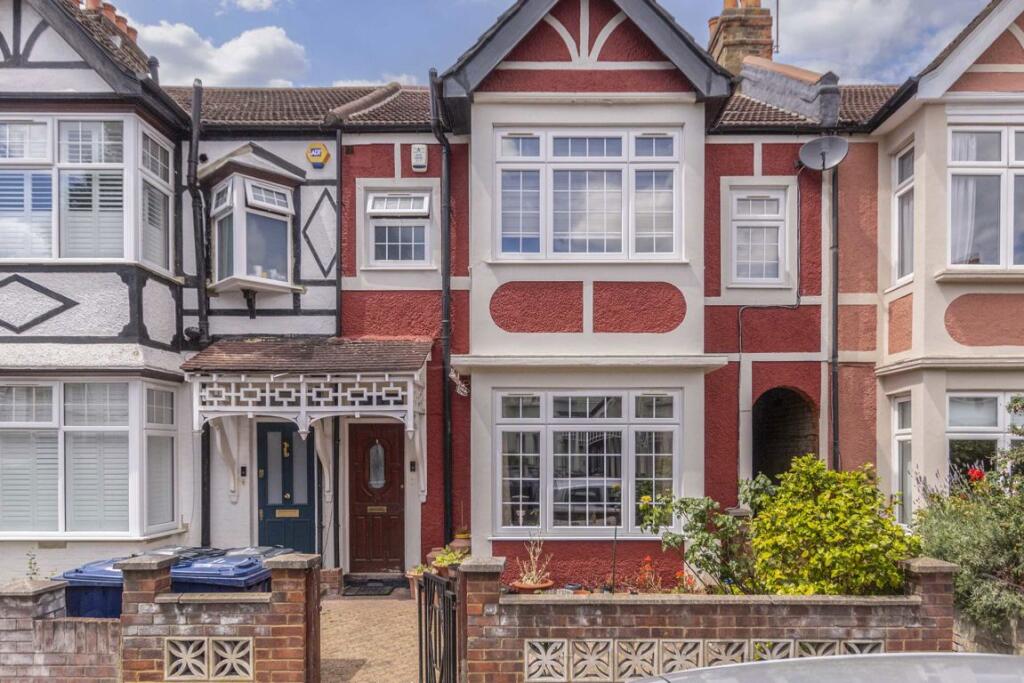 5 bed Detached for rent in Brentford. From Robertson Smith & Kempson - Northfields