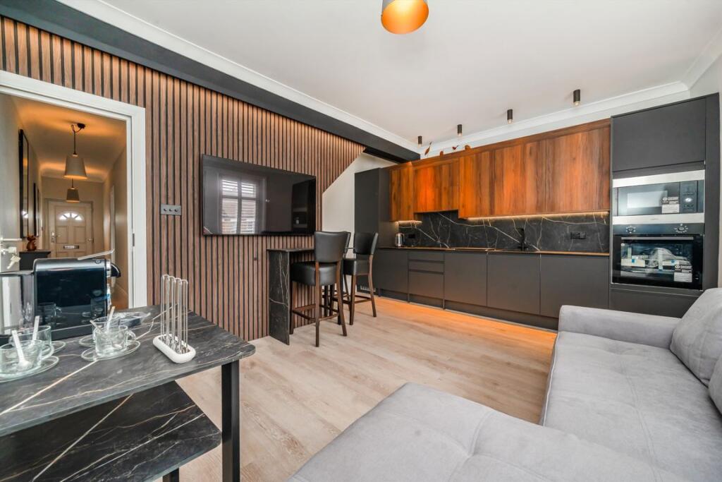 2 bed Annexe for rent in Brentford. From Robertson Smith & Kempson - Northfields