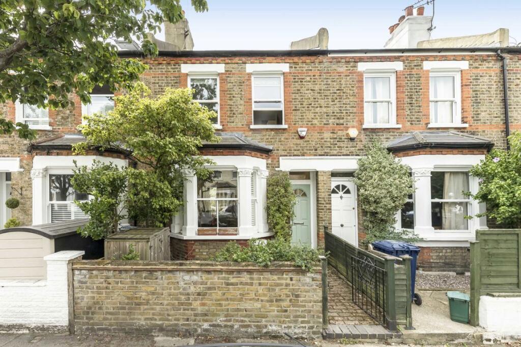 4 bed Detached for rent in Brentford. From Robertson Smith & Kempson - Northfields