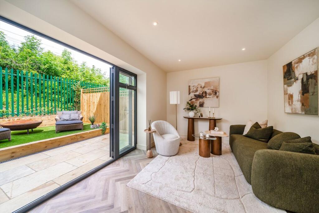 4 bed Detached for rent in Greenford. From Robertson Smith & Kempson - Northfields