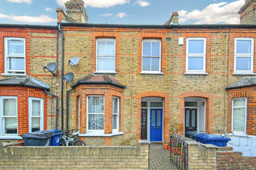 3 bed 1st Floor Flat for rent in Southall. From Robertson Smith & Kempson - Northfields