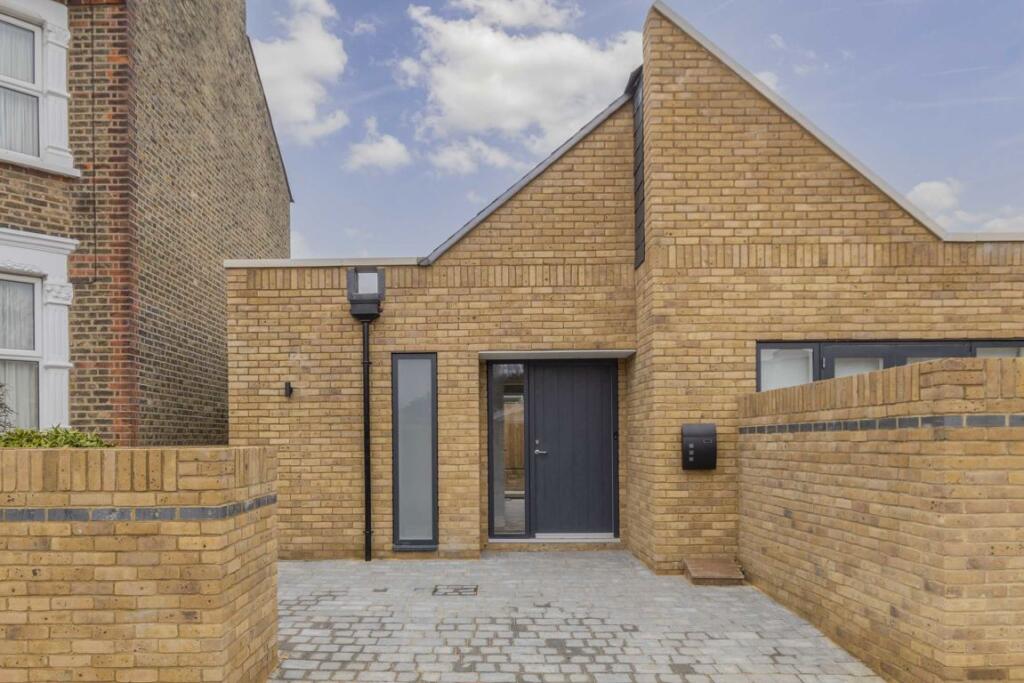 2 bed Detached for rent in Greenford. From Robertson Smith & Kempson - Northfields