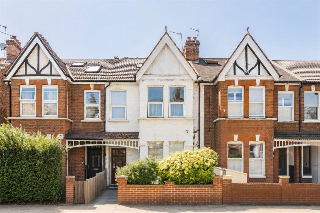 3 bed 1st Floor Flat for rent in Brentford. From Robertson Smith & Kempson - Northfields
