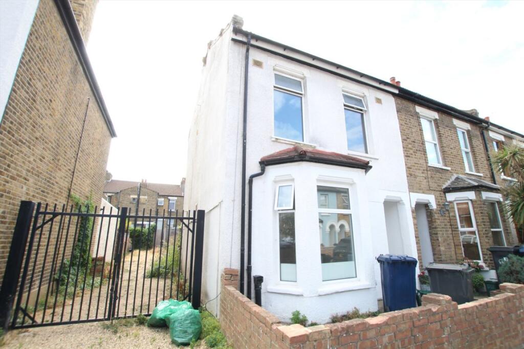 4 bed Detached for rent in Brentford. From Robertson Smith & Kempson - Northfields