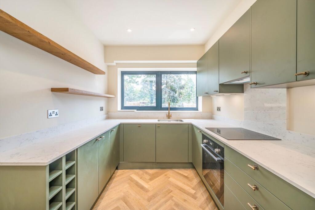 4 bed Detached for rent in Greenford. From Robertson Smith & Kempson - Northfields