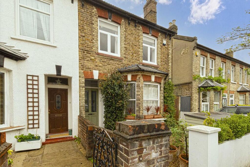 2 bed 1st Floor Flat for rent in Southall. From Robertson Smith & Kempson - Northfields