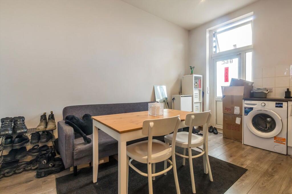 2 bed 1st Floor Flat for rent in Brentford. From Robertson Smith & Kempson - Northfields