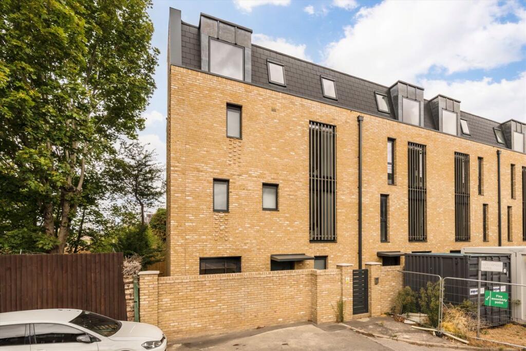 5 bed Detached for rent in Southall. From Robertson Smith & Kempson - Northfields