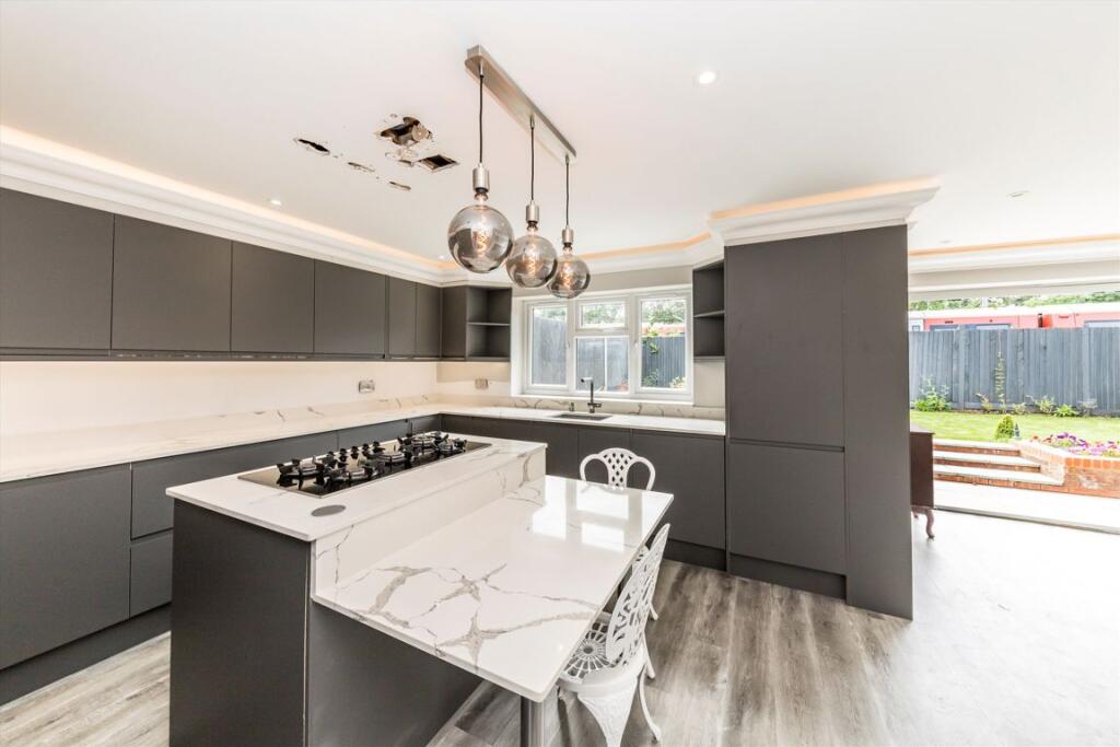 3 bed Detached for rent in Greenford. From Robertson Smith & Kempson - Northfields 3 bed Detached for rent in Greenford. From Robertson Smith & Kempson - Northfields