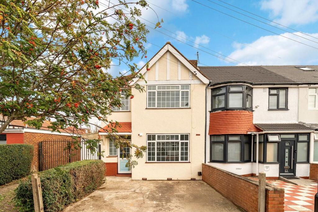3 bed Detached for rent in Southall. From Robertson Smith & Kempson - Northfields
